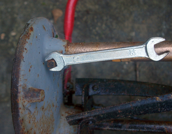 Qualcast E1 lawnmower front tube removal